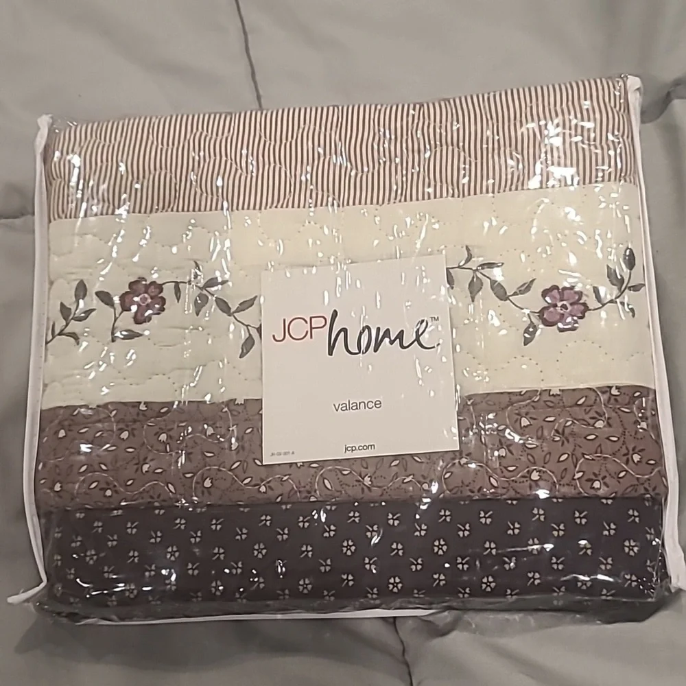 ❤️10/$40 New gorgeous quilted valence floral